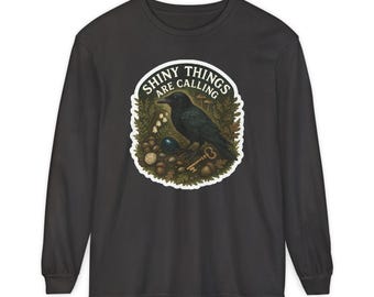 Comfort Colors Brand Shiny Things Are Calling långärmad t-shirt med korpillustration | kråka, nycklar, skatt