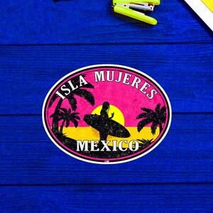 以下が含まれることがあります： サーフィンをしている人のシルエットが描かれたピンクと黄色の丸いステッカー。ステッカーには、黒い文字で「Isla Mujeres Mexico」、白い文字で「Mujeres」と書いてあります。