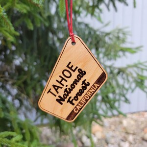Adorno del Bosque Nacional Tahoe California Navidad Madera Corte Láser 3.75" CA Signo