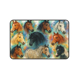 Peut inclure: Tapis de souris rectangulaire avec un motif aquarelle de têtes de chevaux. Les chevaux sont représentés dans des tons de marron, noir, blanc et beige, sur un fond abstrait coloré avec des éclaboussures de bleu, jaune et rouge.
