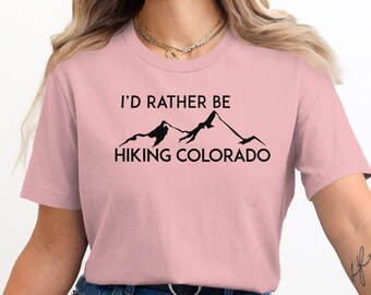 コロラドでハイキングしたいTシャツ、マウンテンラバーズTシャツ、アウトドアアドベンチャーシャツ、ハイキング愛好家へのギフト、コロラド探検家