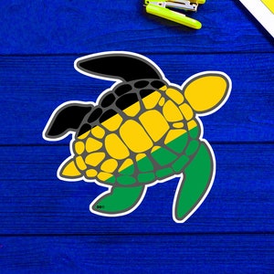 Op de afbeelding: Een groene, gele en zwarte schildpad sticker met een textuur ontwerp van een schild. De schildpad kijkt naar rechts en heeft een zwart hoofd en poten.