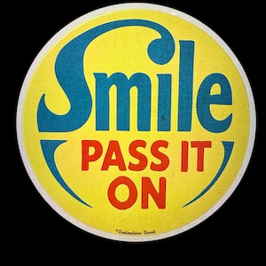 Puede incluir: Una pegatina redonda amarilla con las palabras "Smile" y "Pass It On" en azul y rojo, respectivamente. La pegatina tiene un aspecto vintage y desgastado, con un borde blanco y el texto "Destinations Decal" en la parte inferior.