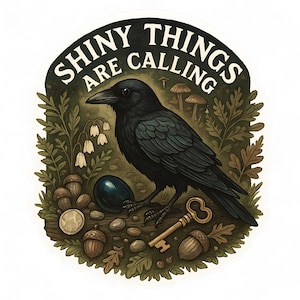 Puede incluir: Una pegatina con un cuervo negro y el texto "SHINY THINGS ARE CALLING". El cuervo est&aacute; rodeado de bellotas, una llave y un huevo azul oscuro. El fondo incluye setas y follaje.