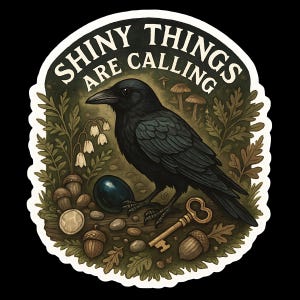 Puede incluir: Una pegatina con un cuervo negro y el texto "Shiny Things Are Calling". El cuervo est&aacute; rodeado de bellotas, una llave y un huevo azul oscuro. El fondo incluye setas y follaje.