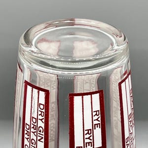 Peut inclure: Un verre &agrave; shot en verre transparent avec des &eacute;tiquettes rouges et blanches qui disent "Rye" et "Dry Gin".