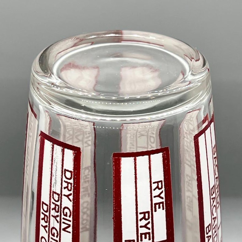 Peut inclure: Un verre &agrave; shot en verre transparent avec des &eacute;tiquettes rouges et blanches qui disent "Rye" et "Dry Gin".