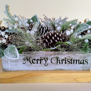 Winter Weihnachtsgesteck, Tannenbaum und Tannenzapfen Blumendeko, Weihnachtsdeko in einer rustikalen Holzkiste, Kürbis, Frohe Weihnachten