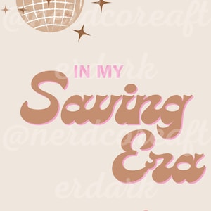 以下が含まれることがあります： ベージュ色のグラフィックで、ディスコボール、星、足跡、毛糸玉が描かれています。「In My Sewing Era」というテキストが茶色とピンク色で表示されています。レトロで手作りのテーマのデザインです。