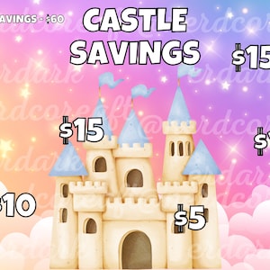Op de afbeelding: Een sprookjeskasteel illustratie met lichtblauwe torentjes en vlaggen, tegen een pastelkleurige lucht met sterren en wolken. De afbeelding bevat de tekst "CASTLE SAVINGS" en verschillende bedragen in euro's.