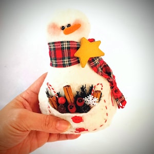 Snowman Holiday Decor from Warm & Natural Batting with Pocket filled of dried botanicals, Country Primitive Style Snowman Ornament 6 1/2 in