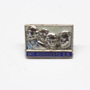 Mount Rushmore South Dakota Pin Silver Tone Lapel Enamel Collectible