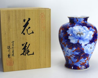 Wazon Fukagawa: Motyw piwonii, porcelana Arita, era Showa