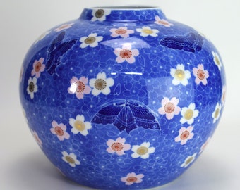 Wazon porcelanowy Fukagawa Arita: motyw wiśni i motyli, era Showa