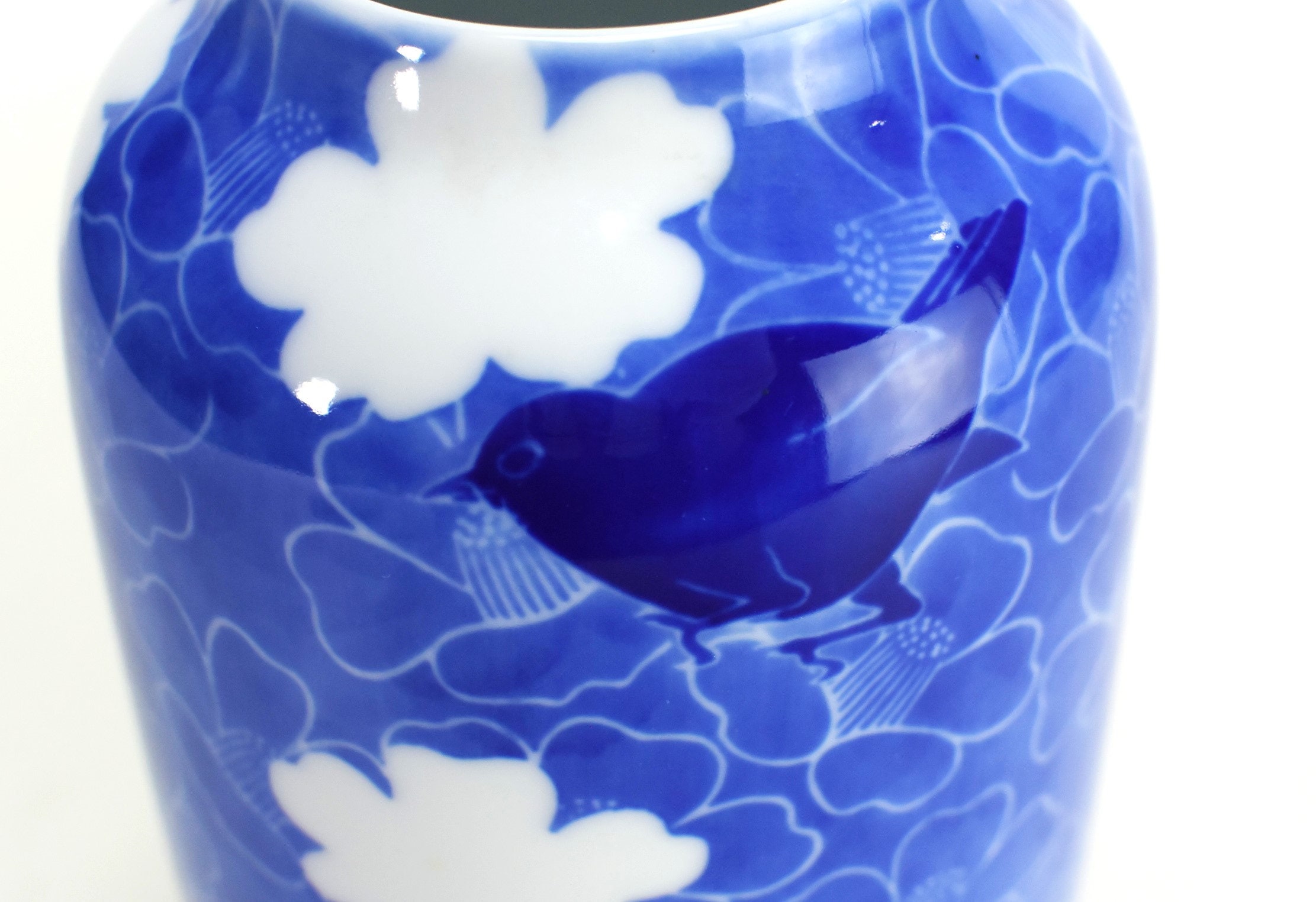 深川焼　青と白の鳥と花模様の陶器花瓶　箱付き 深川焼 青と白の鳥と花模様の陶器花瓶 箱付き 深川焼 青と白の鳥と花