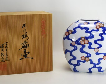 Wazon Fukagawa z motywem kwitnącej wiśni, porcelana Arita, okres Showa