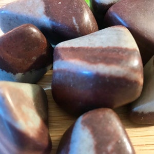 Pedra Shiva Lingam caída com saco de presente e nota