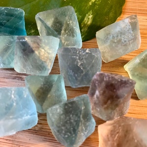 Regenbogen Fluorit Oktaeder Geschenktasche