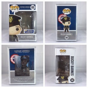 Peut inclure: Figurine Funko Pop! de Bucky Barnes dans un &eacute;tui transparent. La figurine porte un uniforme militaire et une casquette. L'emballage comprend le texte "Captain America" et "00". La figurine fait partie de la s&eacute;rie "POP!".