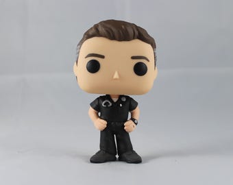 Figura personalizada de um médico plantonista noturno em um drama médico.