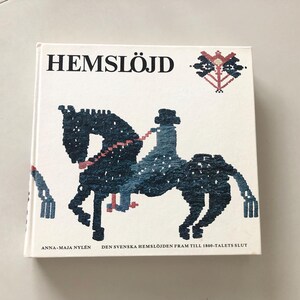 Könnte beinhalten: Eine weiße Keramik-Tasse mit schwarzem Henkel und dem Text "But First, Coffee" in handschriftlichem Stil. Die Tasse steht auf einer weißen Oberfläche. Die Tasse ist 10 cm hoch.
