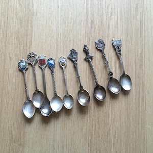Vintage Set von 9 Souvenir Löffel / Silber und versilbert