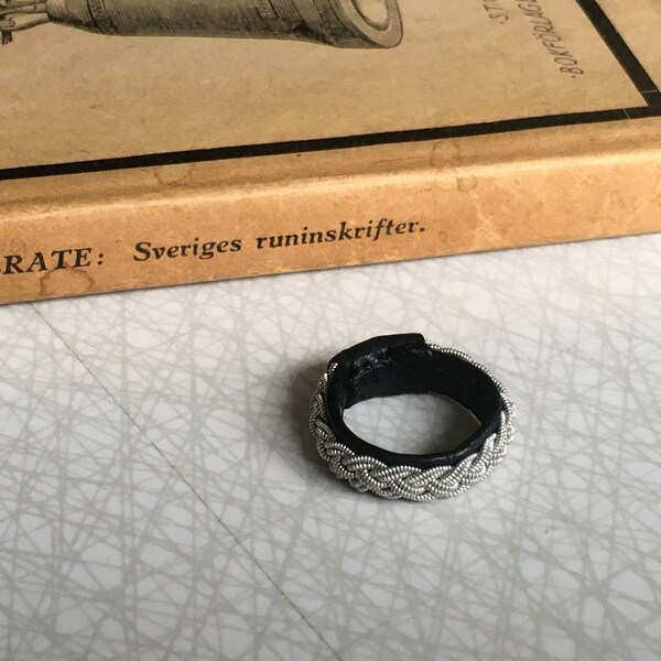 bague vintage en étain et cuir // Cuir de renne // Sami Laponie//