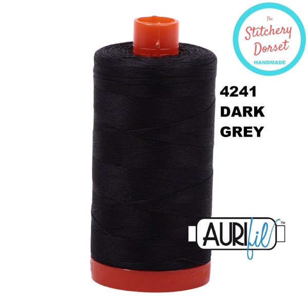 Aurifil 50wt, 4241 Very Dark Grey, 100% Cotton Thread (Mako, Coton Égyptien). Grande bobine 1422 yards ou 1300m.  Fabriqué à Milan, Italie