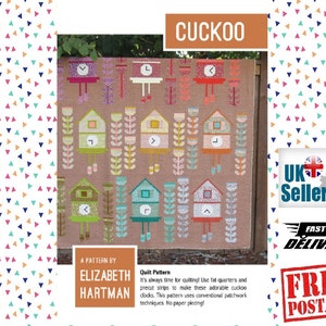 Puede incluir: Un patrón de acolchado llamado "Cuckoo" de Elizabeth Hartman. El patrón presenta un diseño colorido de relojes de cuco con flores y hojas sobre un fondo marrón. El patrón utiliza cuartos de tela y tiras precortadas para hacer los relojes.