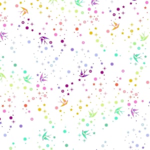 Op de afbeelding: Een herhalend patroon van kleurrijke vogels en sterren op een witte achtergrond. De vogels zijn afgebeeld in tinten paars, oranje en groen, terwijl de sterren in verschillende kleuren zijn, waaronder roze, geel en blauw. Het ontwerp is speels en decoratief.