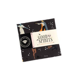 Può includere: Un quadrato di tessuto nero con una stampa a tema Halloween che presenta un vampiro, una strega e un gatto. Il tessuto fa parte della collezione collaborativa "Good Spirits" di Ruby Star Society. Il tessuto misura 5 pollici per 5 pollici.