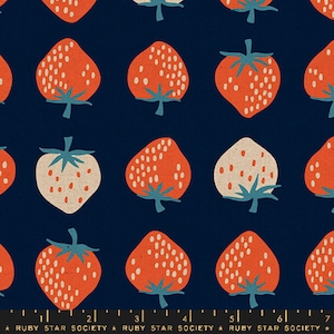Puede incluir: Patrón repetido de fresas estilizadas en tonos naranja y crema sobre un fondo azul oscuro. Las fresas tienen tallos azul verdoso y están salpicadas de pequeñas semillas blancas. El texto "RUBY STAR SOCIETY" está en la parte inferior.