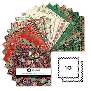 Könnte beinhalten: Ein Stapel aus 42 Stoffquadraten, jeweils 25,4 cm mal 25,4 cm groß, fächerförmig angeordnet. Die Stoffe zeigen verschiedene weihnachtliche Muster in Rot, Grün, Creme und Dunkelburgunder, mit einem Etikett mit der Aufschrift Andover 10 x 10 100% cotton.