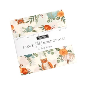 Könnte beinhalten: Ein Stapel Stoffquadrate mit einem herbstlichen Muster. Der Stoff zeigt Kürbisse, Eulen und florale Designs in Orange, Türkis und Creme. Der Text "I LOVE Fall MOST OF ALL!" ist auf einem weißen Band aufgedruckt.