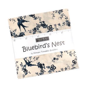 Könnte beinhalten: Ein Stapel Stoffquadrate mit cremefarbenem Hintergrund und einem marineblauen Vogel- und Blumenmuster. Das Etikett lautet "Bluebird's Nest" von Kansas Troubles Quilters.