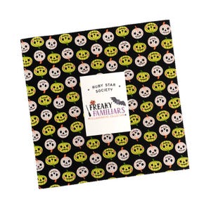 Peut inclure: Un carré de tissu empilé sur fond noir avec un motif répétitif de citrouilles d'Halloween rose clair et vert citron. Une étiquette blanche au centre porte l'inscription Ruby Star Society Freaky Familiars Collaborative Collection.