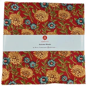Peut inclure: Un ensemble de carrés de tissu avec un motif floral. Le tissu présente un fond rouge avec un motif répété de grandes fleurs jaunes et bleu sarcelle et de feuilles vertes. Le texte "Autumn Woods" est imprimé sur une bande blanche.