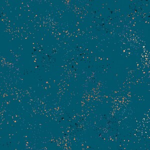 Peut inclure: Fond teal avec un motif tacheté. Le motif présente de petits points irréguliers dans des tons or, orange, noir et violet, créant un effet abstrait texturé. Les points sont dispersés sur la surface, évoquant une nuit étoilée ou un effet de peinture éclaboussée.