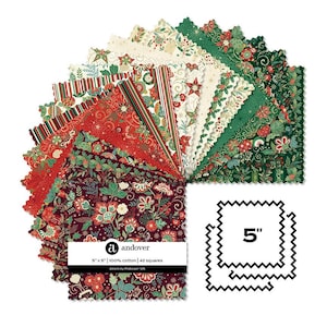 Könnte beinhalten: Ein Stapel aus 42 quadratischen Stoffstücken mit gezackten Rändern, die jeweils 12,7 cm mal 12,7 cm groß sind. Der Stoff zeigt verschiedene weihnachtliche Muster in Rot, Grün, Creme und Dunkelburgunder, darunter Blumenmotive, Beeren und Streifen.