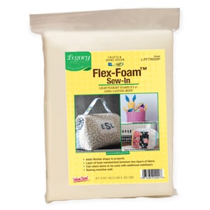 Pode incluir: Um pacote de espuma branca para costura para artesanato e decoração de casa. O pacote é etiquetado como "Flex-Foam™ Sew-In" e mostra exemplos de como usar a espuma para adicionar forma e estabilidade aos projetos. A espuma mede 20 polegadas por 60 polegadas (50,5 cm x 152 cm).