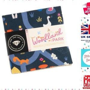 Könnte beinhalten: Ein Pack mit 12,7 cm großen Stoffquadraten mit Waldmotiv auf blauem Hintergrund, orangefarbenen, gelben und weißen Akzenten. Die Stoffquadrate gehören zur Kollektion "Woodland Park" von Rashida Coleman-Hale für Ruby Star Society.