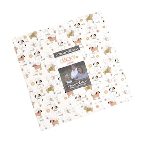 Puede incluir: Un montón de cuadrados de tela con un patrón repetido de perros de dibujos animados. La tela es blanca con la palabra "woof" esparcida. Una etiqueta con el texto "moda LUCKY" está adjunta.