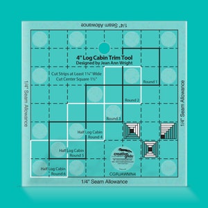 Op de afbeelding: Een turquoise blauwe 4-inch log cabin trim tool met een rasterpatroon en cirkels om stof te snijden. De tool is ontworpen voor quilten en bevat instructies voor het snijden van stroken van minimaal 1 1/2 inch breed en een middelste vierkant van 1 1/2 inch. De tool is gelabeld "4" Log Cabin Trim Tool" en "Designed by Jean Ann Wright".