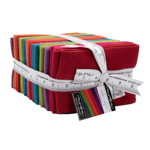 Puede incluir: Un conjunto de 18 cuadrados de tela roja, naranja, amarilla, verde, azul y morada, envueltos con una cinta blanca y una etiqueta que dice "moda fabrics + supplies warp + weft wools".