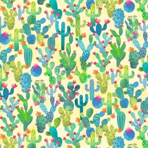 Puede incluir: Un patrón repetido de varios cactus en tonos verdes y azules, con pequeñas flores naranjas y rosas, sobre un fondo amarillo pálido. Los cactus varían en forma y tamaño, creando un diseño animado y colorido.
