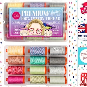 Könnte beinhalten: Eine transparente Kunststoffbox mit Spulen aus buntem Baumwollgarn. Die Box ist mit "Premium Collection 100% Cotton Thread" beschriftet und enthält 12 große Spulen, je 1300 Meter. Die Spulen sind in verschiedenen Farben, darunter Gelb, Rosa und Grau.