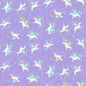 Puede incluir: Un patrón sin costuras con unicornios blancos con alas de arcoíris y purpurina sobre un fondo morado.