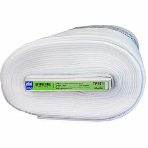 Puede incluir: Un rollo de tela blanca TP971 Fusible Thermolam Plus. La etiqueta indica un ancho de 114 cm y fabricación en EE. UU. La tela está diseñada para acolchado y proyectos de forro polar. Lavable a máquina y apta para secadora.
