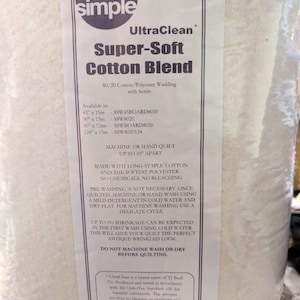 Può includere: Un pacco di ovatta UltraClean Super-Soft Cotton Blend, 80/20 cotone/poliestere, con trama. L'etichetta include istruzioni per la cura e misure disponibili: 114cm x 15m, 229cm x 15m, 229cm x 7.5m e 315cm x 15m. Adatto per trapuntatura a macchina o a mano.