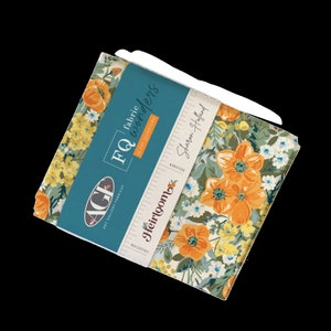 Può includere: Un pacchetto di tessuto da un quarto di yarda con una stampa floreale con fiori arancioni, gialli e bianchi su uno sfondo crema. Il tessuto è etichettato "Heirloom" e "Sharon Holland" e fa parte della collezione "Art Gallery Fabrics".